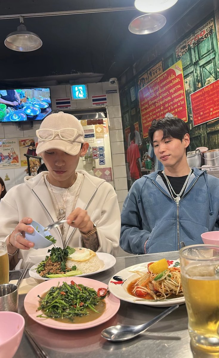 agmgmtzjl's tweet photo. 고수 ㅈㄴ 넣어먹는 로얄포포
옆에 흐뭇하게 바라보고잇는 옥시노바

개웃기게 로얄 옆에서 너 먹는것만 봐도 배불러 
표정인게 왜이리 웃기지 https://t.co/kyfrPiaZzf