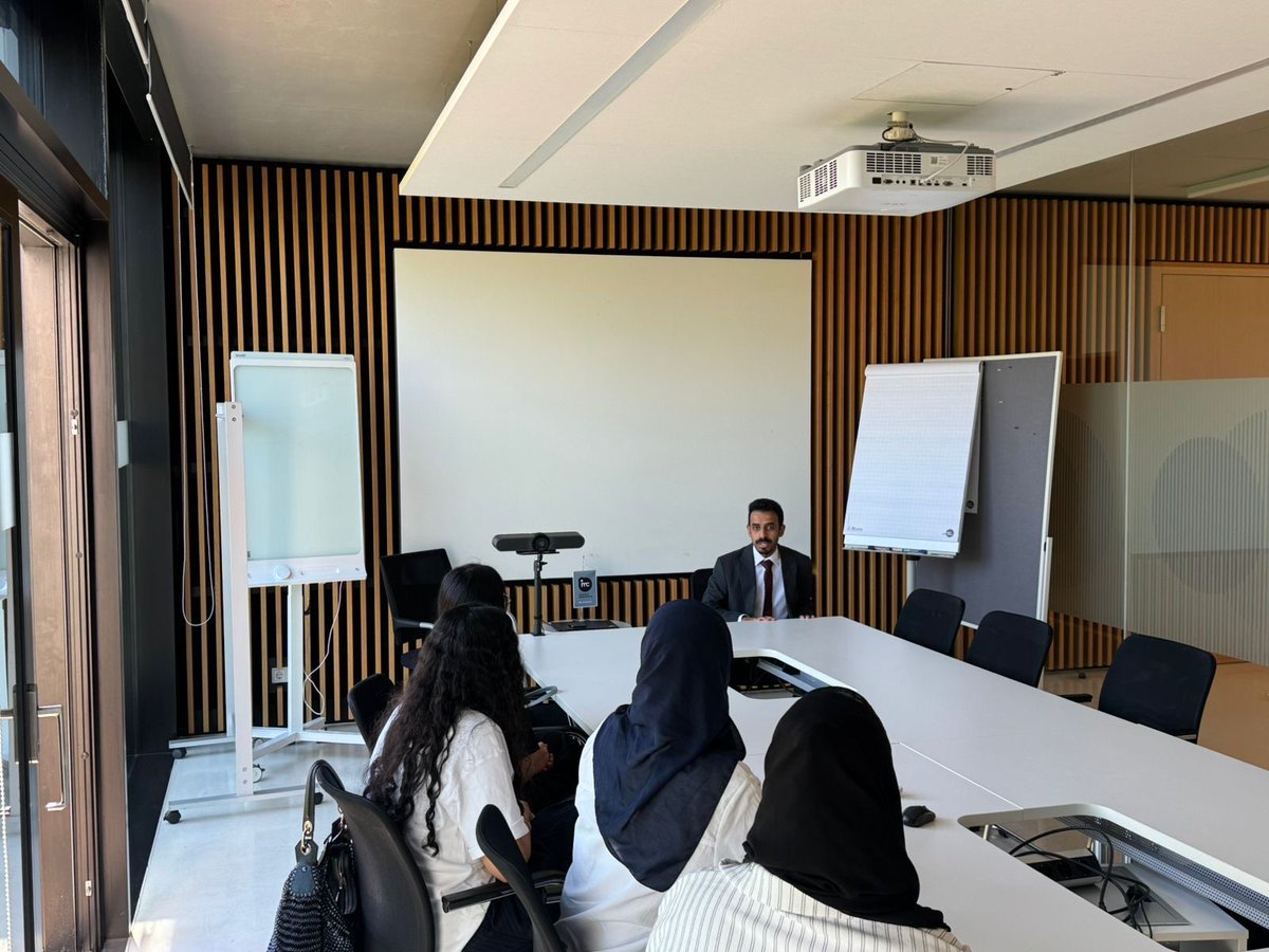 d_thm_ksu's tweet photo. ضمن زيارته لجامعة IMC Krems بالنمسا، التقى سعادة رئيس قسم الإدارة السياحية والفندقية الدكتور محمد بن عبدالله العامر بطالبات برنامج (3+1)، واطلع على تجربتهن الأكاديمية، مؤكداً حرص الجامعة على دعم الطلبة وتعزيز فرص التعلم الدولي. https://t.co/22X2kDgZ8K