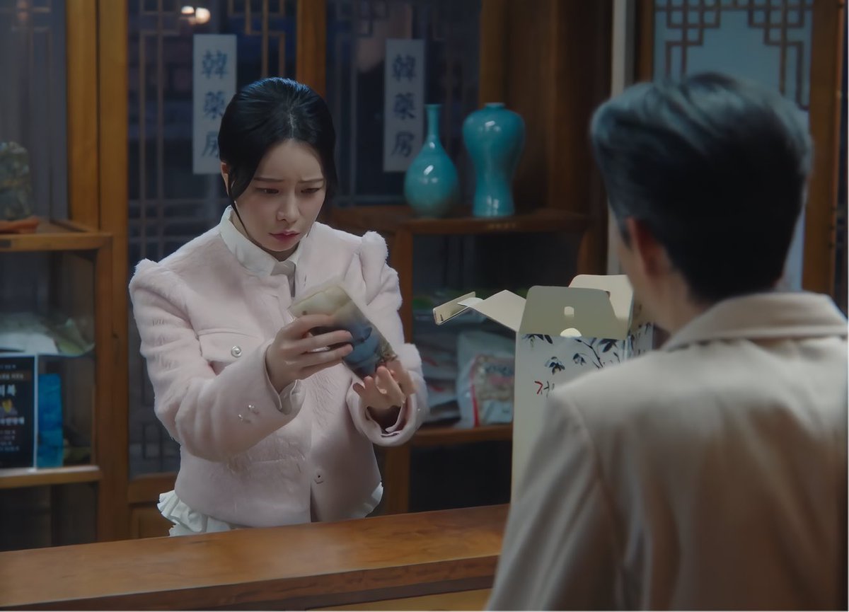 jwimwin_'s tweet photo. there’s something so endearing about how seori loves. it’s the purest and ordinary. who else gifts their boyfriend traditional herbal medicine instead of drugstore vitamins? or hands over a fruit parcel exactly as it is, literal cardboard boxes and all, instead of a fancy gift basket? 
even for dates, if it weren't for her, would a man like him ever visit Namsan Tower and wait in a long line just for some pastry? absolutely not 🤔
#MyRoyalNemesis #myroyalnemesis