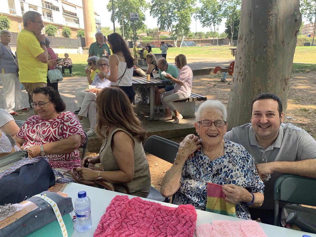 JordiSeguer's tweet photo. MatĂ de dissabte amb la nostra gent gran.
Al Parc la Linera de #Parets amb les puntaires i a la ballada de sardanes amb la Cobla la Principal del Llobregat.
Les Jornades Els Nostres Avis 2026 finalitzaran avui amb el dinar de cloenda a El Bruc. https://t.co/yIF1umQUwA