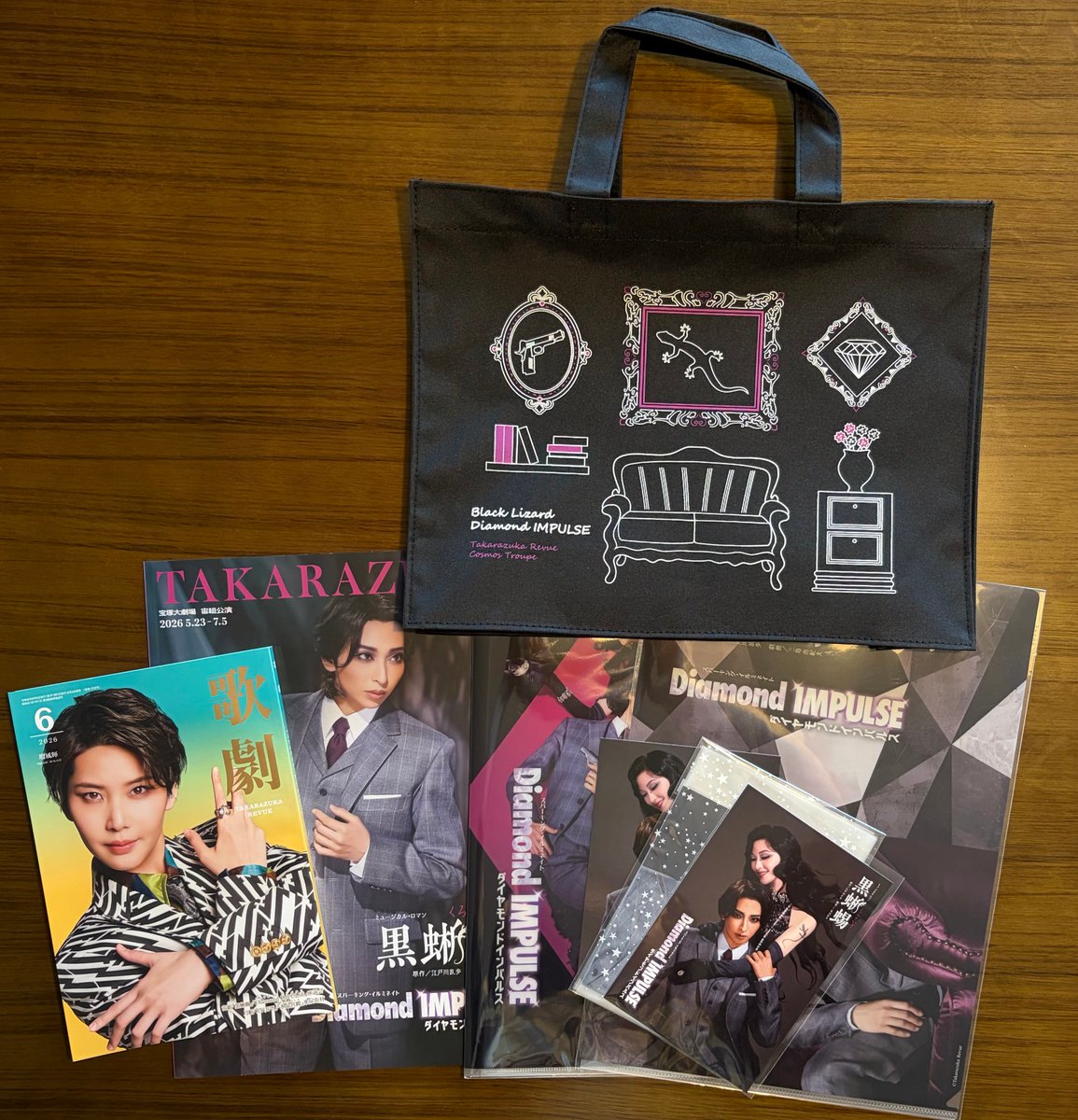 nagibox's tweet photo. 宝塚大劇場は、劇場じたいも楽しめて、リピーターになるのもよくわかる。
戦利品の数々・・。プログラム、座談会が載ってる「歌劇」、クリアファイル（2種類）、舞台写真。
A4が入るトートバッグは、外出はもちろん、家の中で資料を持ち運ぶのにも便利そう！ https://t.co/0eVUYqbji2