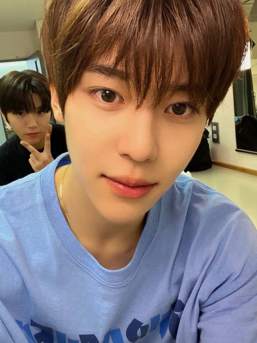 zzuttii's tweet photo. 난 진짜 1세대 시온이 셀카를 너무 좋아함….
1세대 시온 셀카: 포즈? 그런거 모르겠고 일단 얼굴만 나오기 급급한 셀카 https://t.co/DXdwsJhrS5