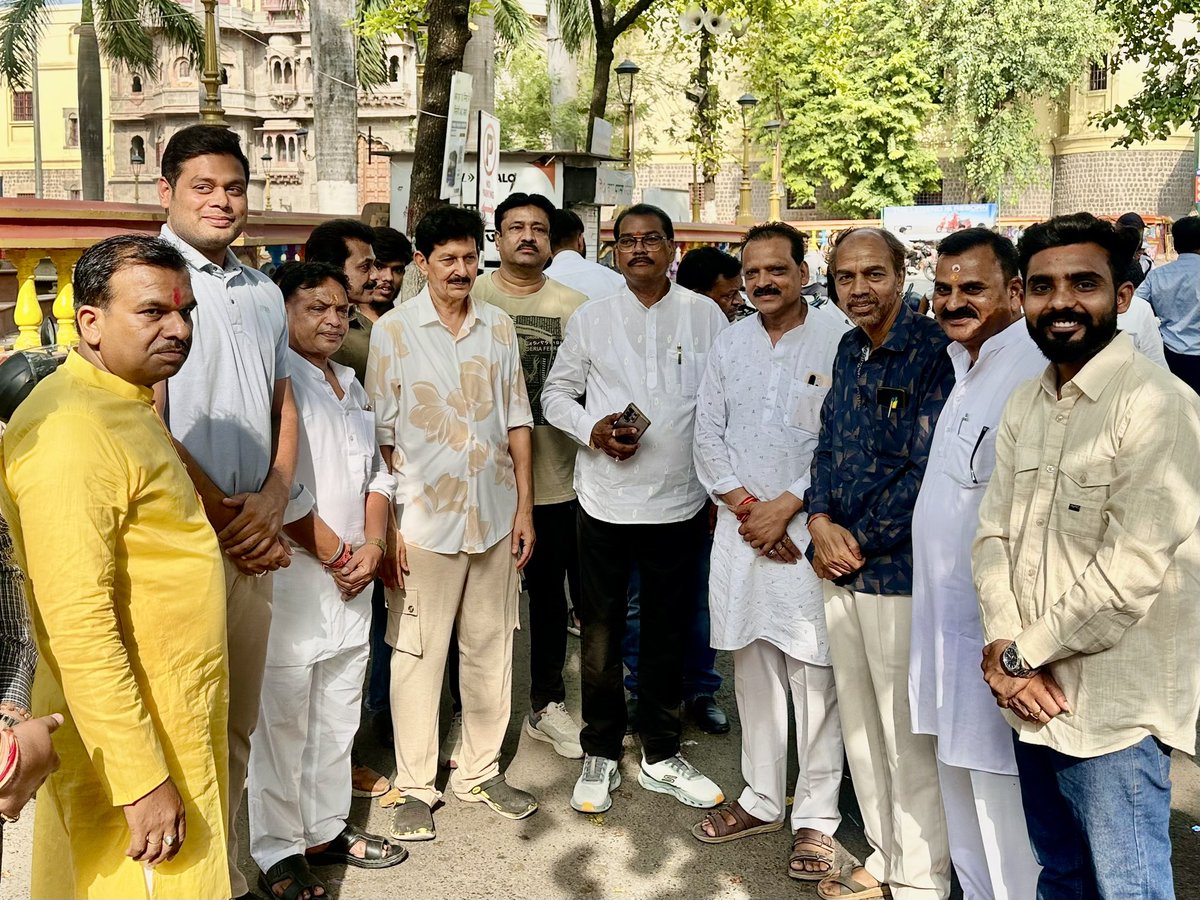 ravibhatbjp's tweet photo. विश्व पोहा दिवस के अवसर पर लोकप्रिय विधायक आदरणीय रमेश मेन्दोला जी के साथ ऐतिहासिक राजवाड़ा पर पोहा का स्वाद लेने का सौभाग्य प्राप्त हुआ।

विश्व पोहा दिवस की सभी प्रदेशवासियों को हार्दिक शुभकामनाएं। 🥣💐

#WorldPohaDay #IndoriPoha #Rajwada #RameshMendola #Indore 
@Ramesh_Mendola https://t.co/CcNoS1N2PH