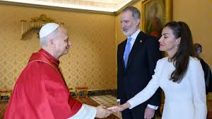 Napotuiter's tweet photo. Cosas que me pasan con los años.

- Cuanto más español me siento, me siento menos monárquico.

- Para poder seguir enganchado a Dios me tuve que desenganchar de la Iglesia.

Me podéis llamar raro; pero no rarito. https://t.co/Ko0Hrcob5J