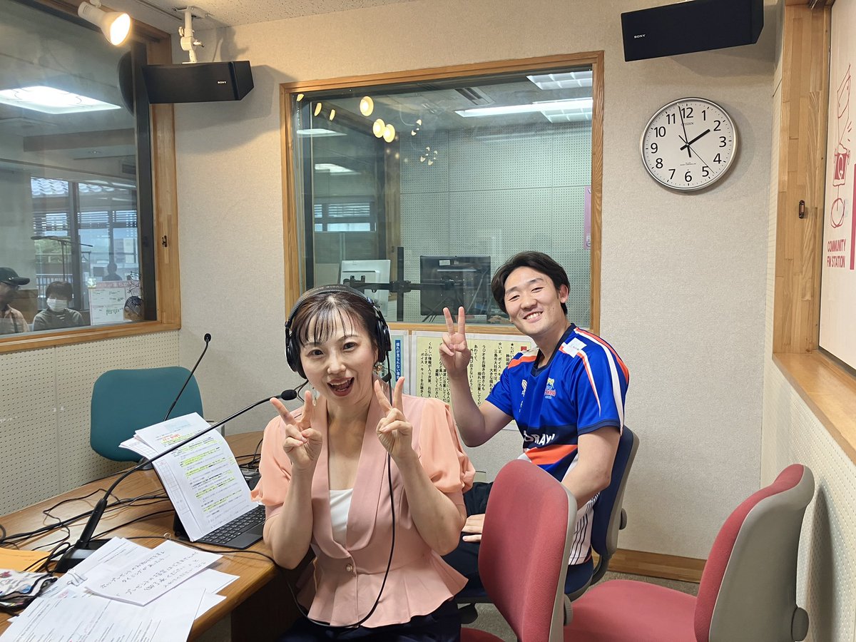 TORAY_ArrowsMEN's tweet photo. パーソナリティの八木英子さんに楽しいトークをたっぷり引き出していただき、あっという間の30分間でした🎤✨

公開生放送にお越しくださった皆様、ラジオで聴いてくださった皆様、ありがとうございました💙
この後も番組は16時まで放送中🍖

公開生放送のお写真はSNSにアップしていただいて問題ございません🙆
皆様のレポートをお待ちしています😆

#ボイスキュー
#東レアローズ静岡
#torayarrowsshizuoka