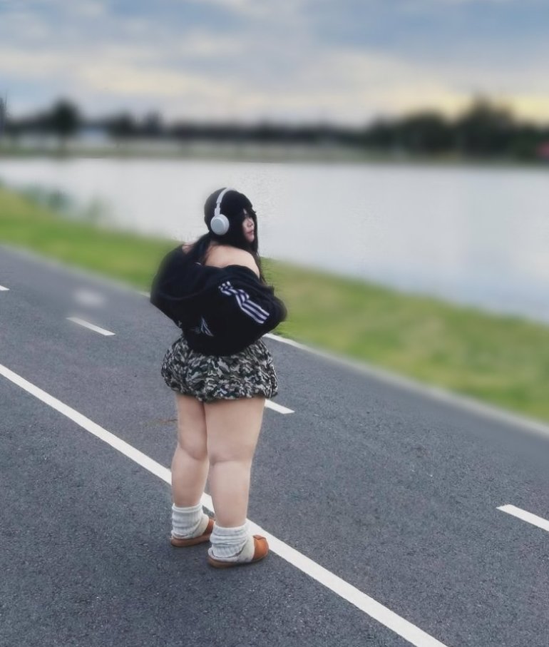 GPurdome's tweet photo. 太ってるのにミニスカは迷惑…？ https://t.co/8ojZrM1ePQ