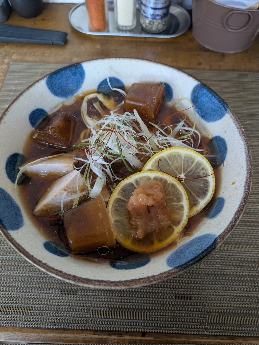 PRATT__Bi's tweet photo. 旭川市　中華そば 富いち
@tomiichi0403 
夏季数量限定　冷たい鰹醤油

スープ一口目から鰹がガツんと
麺も冷たく噛み心地が良い😋出汁氷のおかげで最後まで薄まらずキンキンに冷えてて美味しかった〜😆ｳﾏｰｲ https://t.co/eghxwWbixu