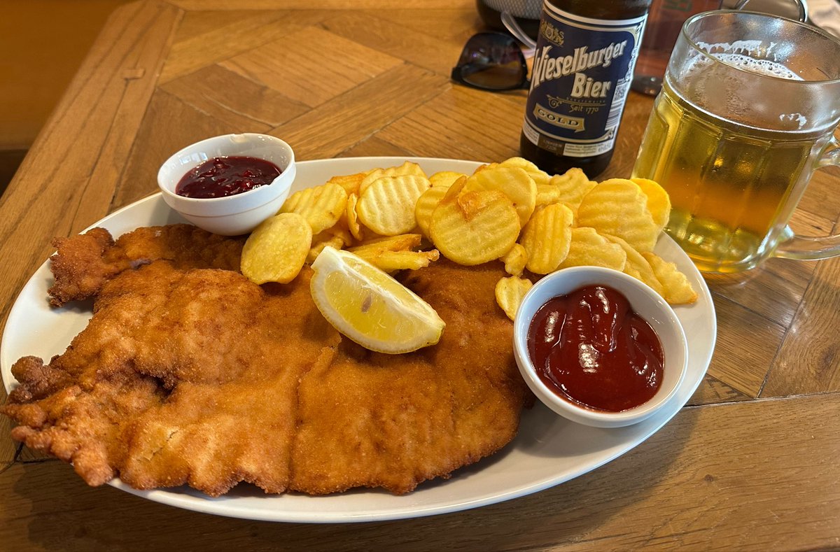 purplefins's tweet photo. Schnitzel One ค่า ราคาพอๆ กัน แต่กินคนเดียวหมดจาน 🥹 ร้านนี้มีเบอร์รี่ซอส เปรี้ยวๆ หวานๆ ช่วยตัดเลี่ยน (จานนี้เป็น veal นะ นุ่มๆ) https://t.co/D14Kh3gsYt
