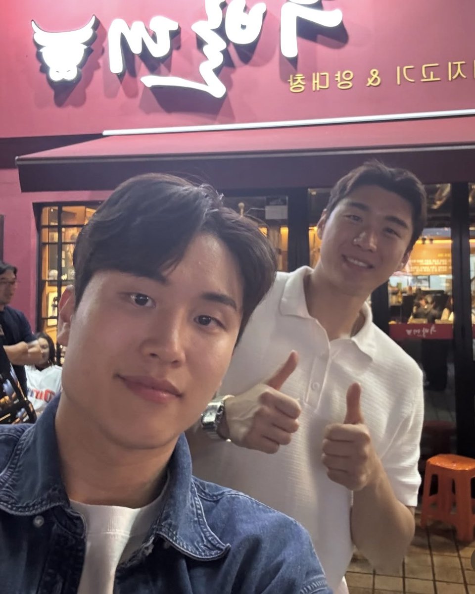 mydearguard's tweet photo. 홍식준식 엔팤 야구보고 야무지게 후발대까지 갔네 ㅋㅋ 준석이 머리 이뿌다 https://t.co/d0zuxbQ9SC