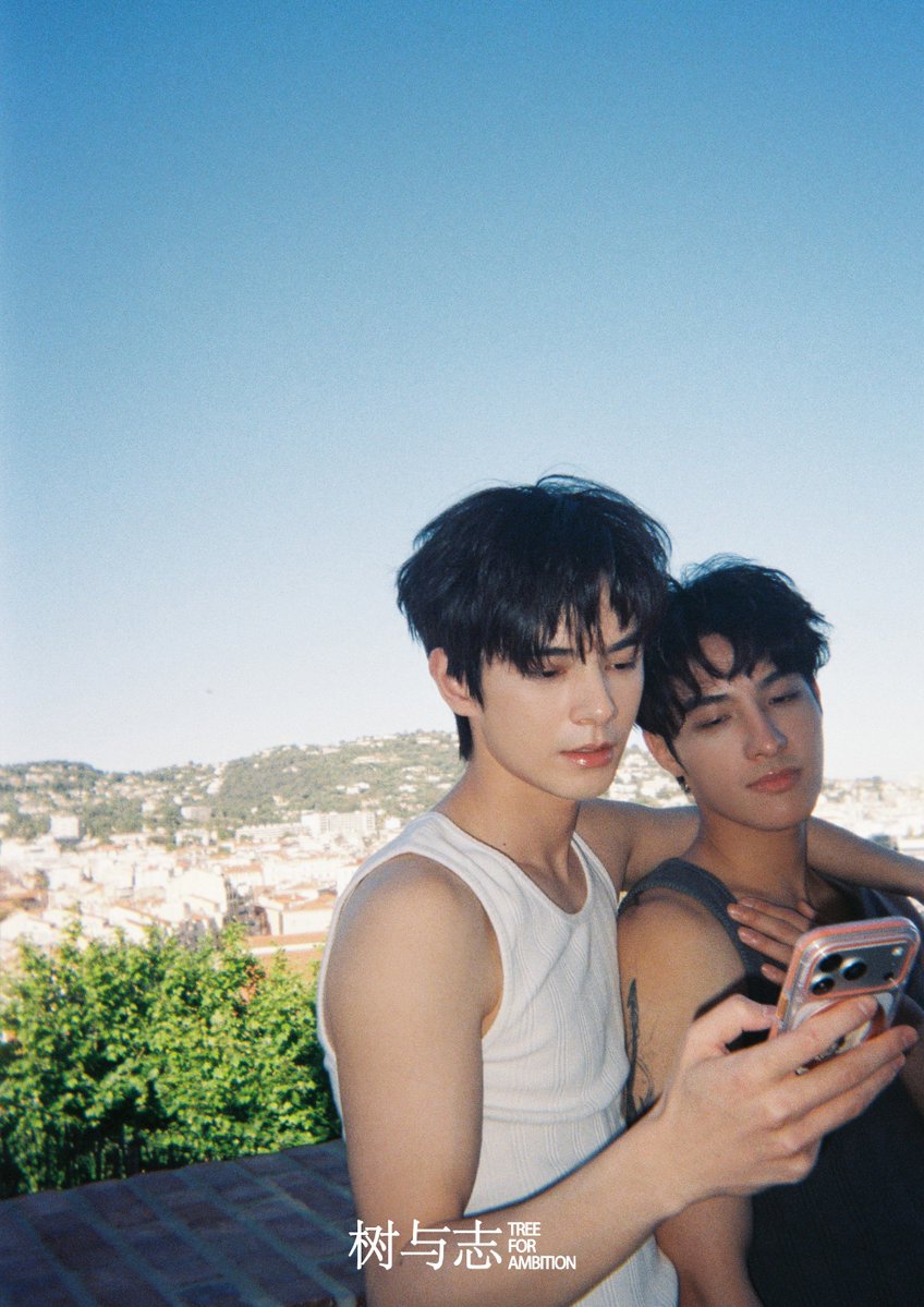 wpsehdream's tweet photo. TFA magazine excerpt
❛❛ They naturally hug each other when they meet. It’s not deliberate, it’s a reflex. As if their bodies still remember that the embrace once belonged to He Chusan and Xia Liuyi, and over time it gradually became their own gesture❜❜

CRYINGGG 😭😭 #xizhao https://t.co/U84JwpeAo1