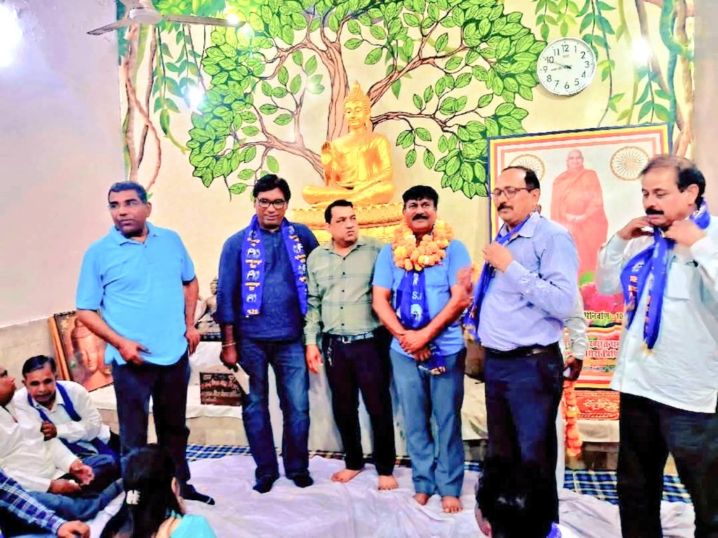 KumarSudeshArya's tweet photo. NCP बिखर गई,
शिवसेना बिखर गई,
AAP बिखर गई,
TMC बिखर गई 

भारतीय राजनीति में जहां एक या दो चुनाव हारते ही पार्टियां ताश के पत्तों की तरह बिखर जाती हैं, वहां बसपा का इतने लंबे समय तक बिना किसी बड़े विभाजन के टिके रहना बहन जी के राजनीतिक नियंत्रण को लेकर एक बेहद सटीक और गहरी राजनीतिक समझ को दर्शाता है। यही बात बहन जी को अन्य नेताओ से अलग बनाती हैं।

पार्टी के भीतर अनुशासन बनाए रखने और बगावत को रोकने के मामले में मायावती जी का कोई सानी नहीं है। तमाम विरोधी दलों के साम, दाम, दंड, भेद के प्रयासों के बावजूद बसपा के झंडे और सिंबल का वजूद आज भी अडिग है, जो उनके मजबूत नेतृत्व क्षमता का लोहा मनवाता है।

बसपा का एक बड़ा 'बेस वोट बैंक' आज भी बहन जी के साथ मजबूती से खड़ा है। बसपा के नेताओं को यह पता होता है कि जनता का मूल वोट केवल मायावती जी के नाम पर मिलता है, इसलिए वे पार्टी तोड़ने का जोखिम नहीं उठाते क्योंकि अकेले अलग होने पर उनका खुद का राजनीतिक अस्तित्व समाप्त होने का खतरा रहता है। सैकड़ों नेताओ के उदाहरण है जो बसपा से अलग होते ही अपना राजनीतिक अस्तित्व खो बैठे हैं।

#BSP का मुख्य वोटर और कार्यकर्ता किसी तात्कालिक लहर या चुनावी जीत-हार के लिए नहीं, बल्कि सामाजिक सम्मान की वैचारिक लड़ाई के लिए जुड़ा हुआ है। यही वैचारिक निष्ठा विपरीत परिस्थितियों में भी पार्टी को बांधकर रखती है।

Written by: Anuj Shergarhi sir.

#BahujanSamajParty #selfrespect #jaibhim #DalitLivesMatter