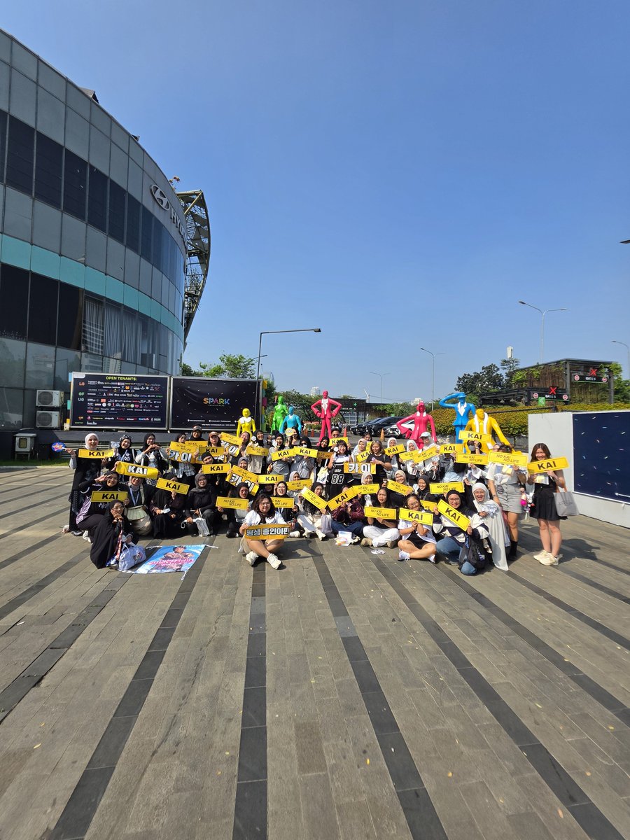 glowingkji's tweet photo. goms meeting up before the con 🫶 https://t.co/11qq940SIw
