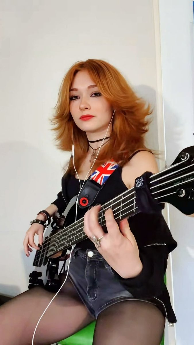 Adap3morb's tweet photo. Nos mandan a Adu una putitiktoker de 51 al revés, que disfruta de andar de puta exhibicionista y de tener una banda con sus hermanas.
No creo que haya un solo fan de la banda son personas que quieren tener una oportunidad de cogerselas https://t.co/gY4T5lu5Ti