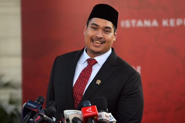 dimarsasongko98's tweet photo. Dito Ariotedjo masuk kabinet dengan harta Rp 282 M. Dari jumlah itu, Rp 162 M-nya adalah "hadiah" ,  4 rumah + 1 Alphard , dari mertuanya: Fuad Hasan Masyhur, bos travel haji Maktour.

Nggak masalah? Secara hukum boleh. Dilaporkan di LHKPN. Transparan.

Tapi coba pikir ini ,
Tahun 2023, nama Dito disebut di sidang korupsi BTS Kominfo. Saksi mahkota Irwan Hermawan ngaku kasih Rp 27 M ke Dito buat "pengamanan perkara." Dito bantah. Oke. Kita catat.

Tahun 2025, mertua Dito , Fuad Hasan Masyhur, orang yang kasih dia Rp 162 M itu , dicekal KPK. Kasusnya: dugaan korupsi kuota haji Rp 1 TRILIUN. Kantor Maktour digeledah. Barang bukti disita. KPK bahkan menyebut ada indikasi penghilangan barang bukti.

Akibat korupsi ini: 8.400 calon jemaah yang sudah antre 14 TAHUN gagal berangkat haji. 

Bukan gagal karena sakit. Bukan karena meninggal. Tapi karena kuota mereka ,yang memang hak mereka , diduga dimainkan orang-orang berduit.

September 2025, Dito dicopot dari kabinet. Belakangan terungkap ia bahkan sudah mengajukan mundur sendiri sesaat setelah mertuanya dicekal.

Januari 2026, KPK panggil Dito lagi , kali ini soal kasus haji. Dito hadir. 

Dito bilang: "Sebagai warga negara saya harus patuh hukum."

Serius?

Jadi begini kronologinya: 
a.  Hidup disubsidi mertua bos travel haji ✓ 
b. Namanya muncul di dua kasus korupsi berbeda ✓ 
c. Mertuanya dicekal KPK, kantornya digeledah ✓ 
d. 8.400 orang tua yang antre belasan tahun gagal ke Tanah Suci ✓ 
e. Dito dicopot, dan sekarang jadi saksi ✓

Dan lo tahu kata2 Dito sendiri waktu ditanya soal hartanya yang Rp 162 M dari mertua itu?

"Kita kan tidak bisa milih lahir dari mana."

Bener banget, Pak.

Yang 8.400 jemaah itu juga nggak bisa milih , mereka nggak bisa milih supaya hak haji mereka nggak diduga dimainkan oleh orang2 yang lo panggil keluarga.