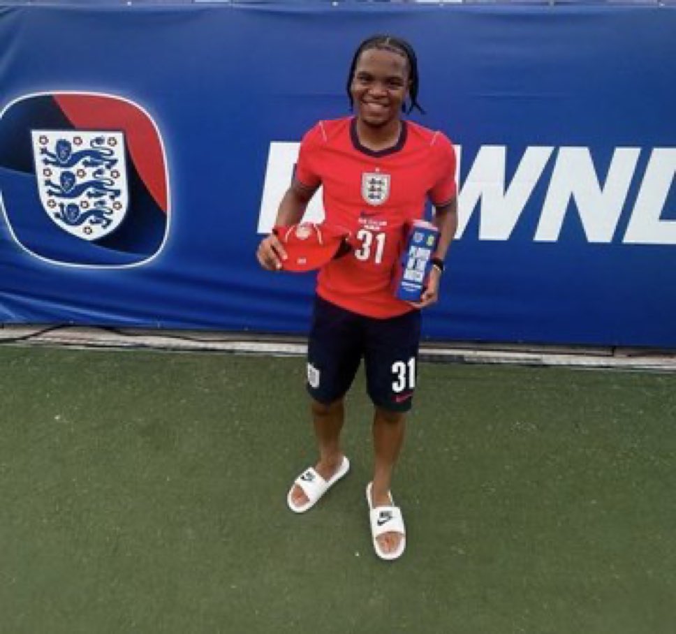 Mercado_Ingles's tweet photo. 𝗣𝗼𝗿 𝘀𝗶 𝗻𝗼 𝘀𝗮𝗯𝗶𝗮𝘀. Rio Ngumoha ganó el Player of the Match en el amistoso de Inglaterra vs Nueva Zelanda pero el jugador NO fue convocado para ser parte de la plantilla del Mundial 2026. ❌🏴󠁧󠁢󠁥󠁮󠁧󠁿 https://t.co/8OD7ynOlvi