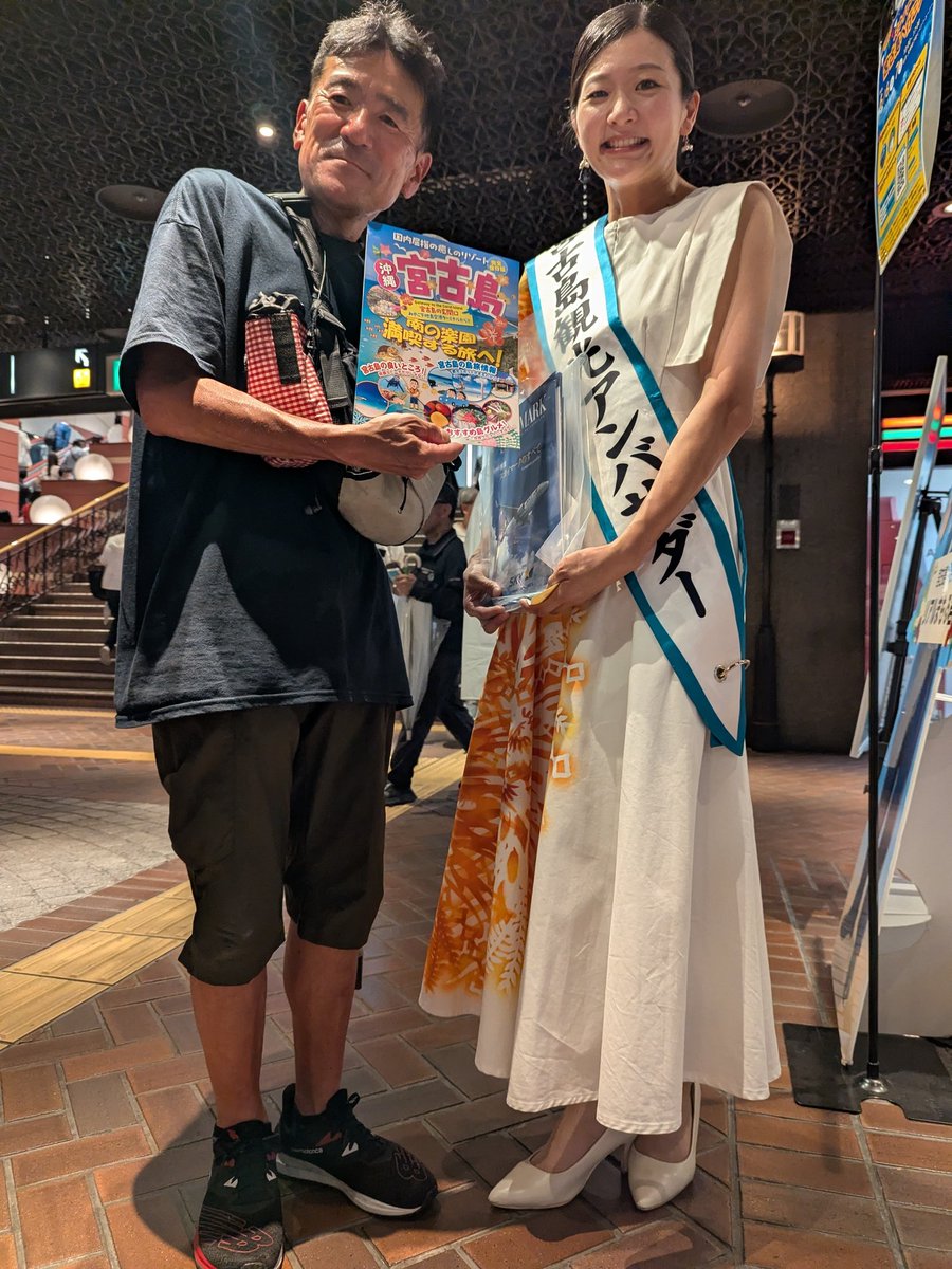 HHamabo's tweet photo. #761spin 見事！予報ハズレの
快晴の天神☀まつうら鯵フライ🐟️✨揚げたて三越まえ🦁
まばゆい夏の空がつれてきたのは長期にわたる滞在先のタイと南仏プロパンガス地方から久々に天神へ降臨の国際的ラジオリスナー🗿シシャモさん　✨美女に囲まれて~🇹🇭🇫🇷 https://t.co/WUSOyC7xbN