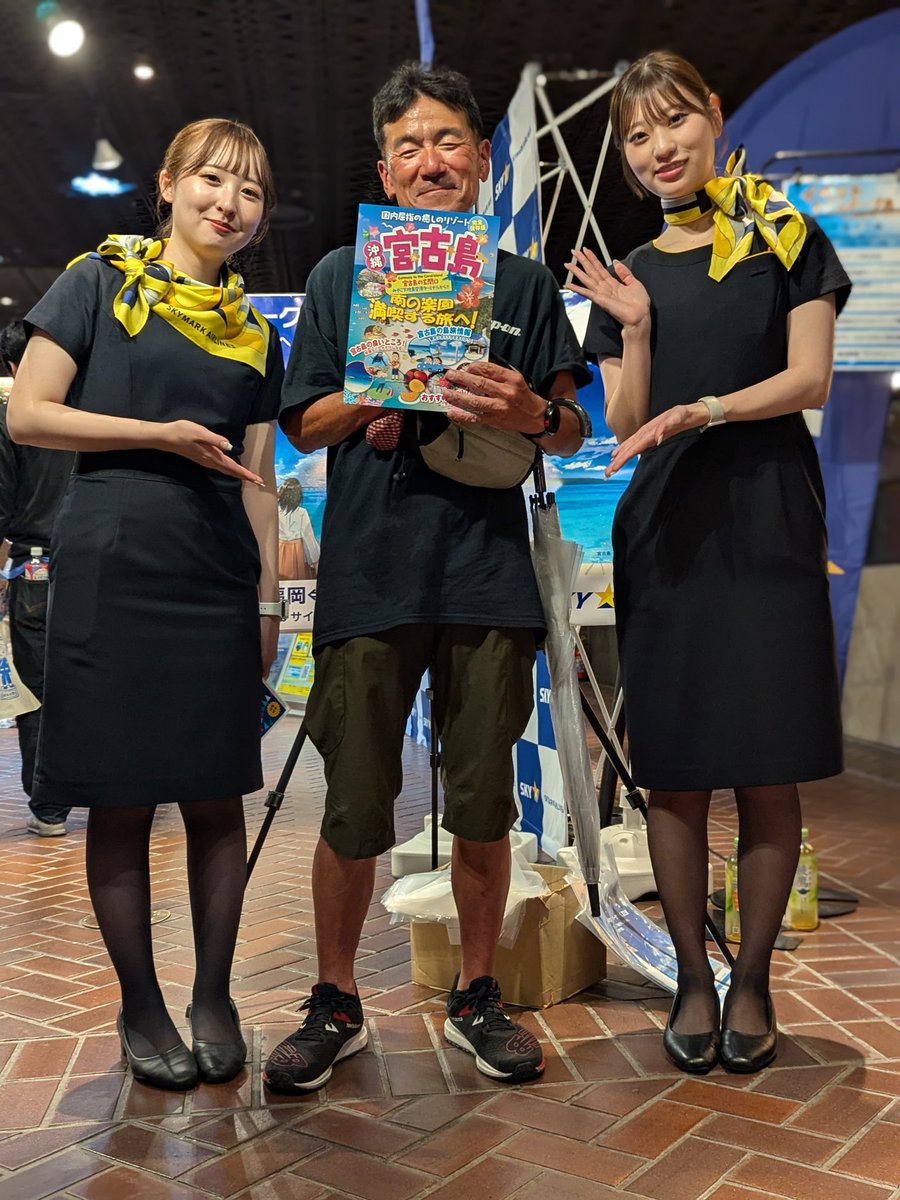 HHamabo's tweet photo. #761spin 見事！予報ハズレの
快晴の天神☀まつうら鯵フライ🐟️✨揚げたて三越まえ🦁
まばゆい夏の空がつれてきたのは長期にわたる滞在先のタイと南仏プロパンガス地方から久々に天神へ降臨の国際的ラジオリスナー🗿シシャモさん　✨美女に囲まれて~🇹🇭🇫🇷 https://t.co/WUSOyC7xbN