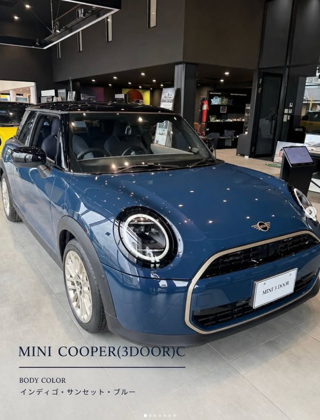 GlanzMini's tweet photo. 【#MINI幕張】
「この深みのある青、美しすぎて見惚れちゃう…💙」 
展示中の3ドアクーパーC✨
可愛さと上質さが絶妙に重なる贅沢な1台です。
写真では伝わりきらないこの綺麗なカラー、
ぜひショールームで体感してみてね🚙💨 

#MINI #ミニクーパー #愛車 #展示車 https://t.co/d6kFkcMmZL