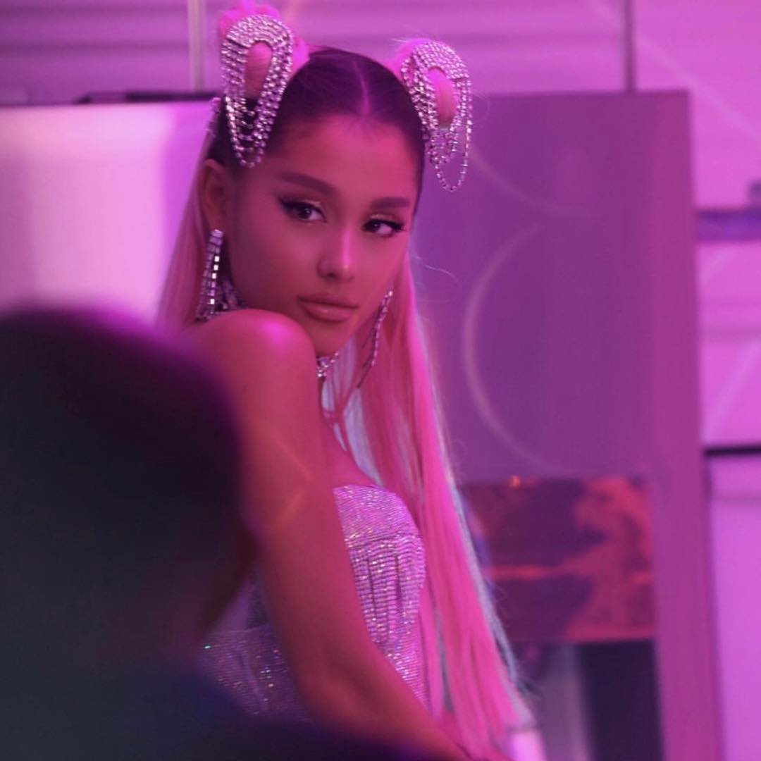 diegfrancog's tweet photo. ¿Han logrado descifrar a qué era corresponde? según yo, es 7 Rings. #eternalsunshinetour https://t.co/M4Vw0GWNtg