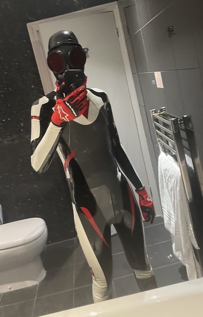 rubberwolf1's tweet photo. have some latex for the weekend. https://t.co/NMYOas6rJl