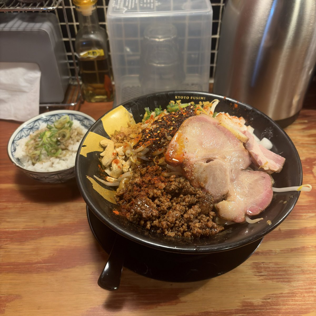 MWAMB26's tweet photo. 頑固麺さんで煮干し油薫る汁なし担々麺🍜好み過ぎるメニュー🤩
迷う事なく300gでオーダー✨〆飯は並にしといた（笑）
でも結構ギリだった😆
頑固さん久しぶりの汁なし担々麺食べれて大満足🙌
めっちゃ美味しかった😚
#頑固麺 https://t.co/qMMWHwZO8i