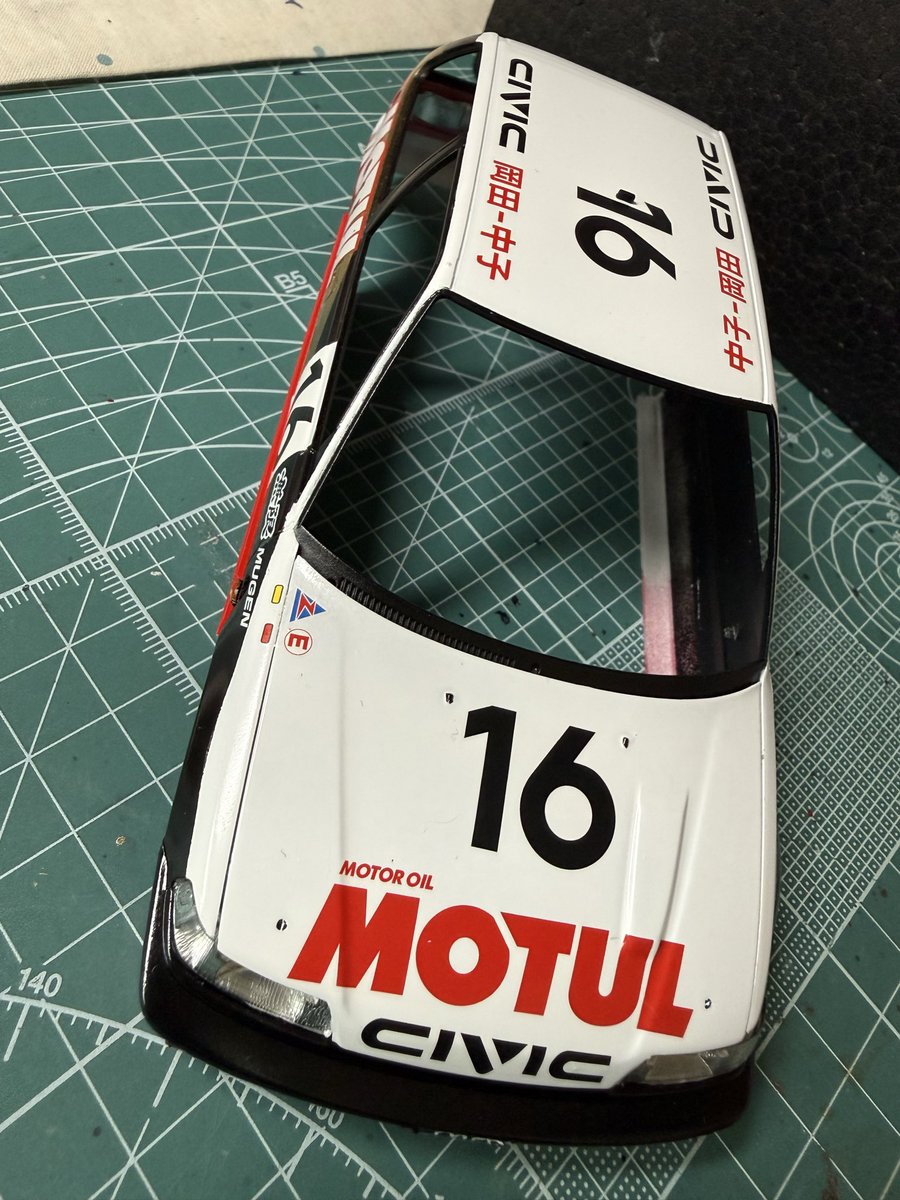 kiyobinbo_1971's tweet photo. #All_That_Competition_Car2026
#ハセガワ #ホンダ 無限MOTUL #シビック #EF3 '88
ボディデカール貼りました
リヤのカーナンバーはリヤハッチのウインドウ取り付けてから😃
 キャビン部分組み立ても
今日1日でかなり進みました♪ https://t.co/dXDWOLqebo