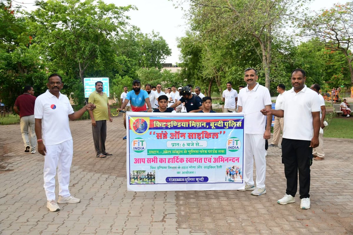 BundiPolice's tweet photo. 🚴‍♂️ फिट इंडिया मूवमेंट के तहत Sunday On Cycle अभियान 🚴‍♀️

युवा एवं खेल मंत्रालय, भारत सरकार के Fit India Movement के अंतर्गत आयोजित #Sunday_On_Cycle कार्यक्रम में जिला पुलिस बून्दी द्वारा उत्साहपूर्वक सहभागिता की गई। https://t.co/2QsWyoCcVX