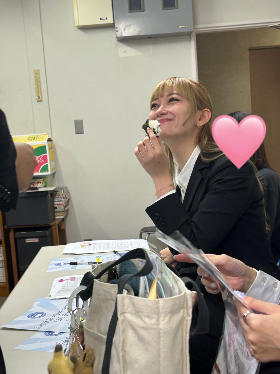 closs_fel's tweet photo. #秋笛撮影班
6/7 13時回
美味しそうにおにぎり食べながらセミナー受けに来る求職者ちゃん🍙 https://t.co/frgZxI8plS
