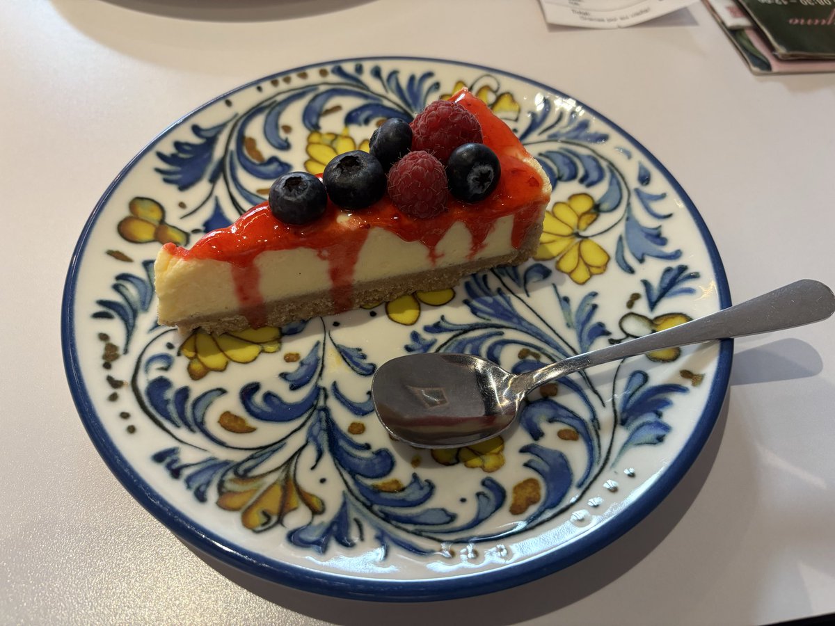 peramaru_'s tweet photo. スペインでは、日本にあるいわゆるいちごショートケーキは一般的ではない🍰

売っているとしても限られた店だし、風味も日本のそれとは違う。

一方でチーズケーキは多くの洋菓子店で見かけることができ、デザートメニューにそれがないレストランはない。

そのレストランのチーズケーキはどんな味か、利用する時の楽しみの一つだ。
　　↓
One of the things I look forward to is finding out what the cheesecake at that restaurant tastes like.

#英会話　#英語学習　#スペイン　#チーズケーキ