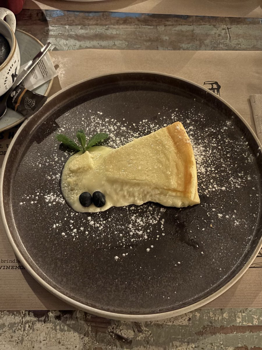 peramaru_'s tweet photo. スペインでは、日本にあるいわゆるいちごショートケーキは一般的ではない🍰

売っているとしても限られた店だし、風味も日本のそれとは違う。

一方でチーズケーキは多くの洋菓子店で見かけることができ、デザートメニューにそれがないレストランはない。

そのレストランのチーズケーキはどんな味か、利用する時の楽しみの一つだ。
　　↓
One of the things I look forward to is finding out what the cheesecake at that restaurant tastes like.

#英会話　#英語学習　#スペイン　#チーズケーキ