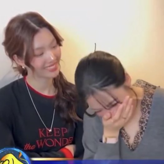 9en6uin's tweet photo. เขินสายตาออมมองพี่หลิงว่ะ ดูเพ้อ ดูคลั่งรัก อิจฉาพี่หลิงจัง มีแฟนชื่อออมกรณ์ https://t.co/eme69IMRO4