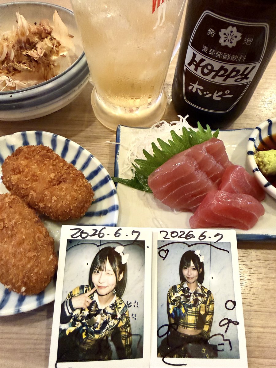 moichi1020's tweet photo. ·
💛推しごと終わりの😋至福の1杯🍺

🐟まぐろ刺身🥔コロッケ🧊冷奴と
🍺ホッピーで＼かんぱーい🍻／
#X晩酌部 #ツイッター晩酌部 #Twitter晩酌部

✨️可っ愛ぃぃ✨️ウィンクにメロッメロ😍
💛宇佐美ことは ちゃん💛🏮UtaGe!🍻

👗新衣装も可愛いくて🌱双葉色も入ってめっちゃエモかった👏👏👏🥹 https://t.co/uqxuOAbmYg