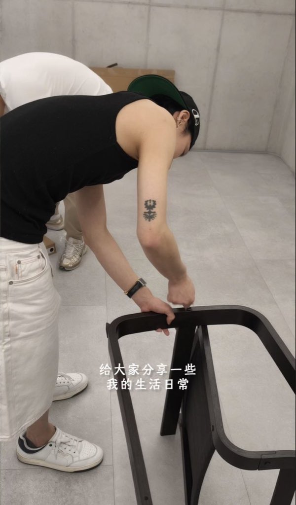 yourjeongcaron's tweet photo. สะพาย ysl ดูดฝุ่น
ใส่นาฬิกาคาเทียร์ประกอบเก้าอี้

เริ่ดดดดดดดด มาดามเริ่ด! https://t.co/0aiXvR2w65