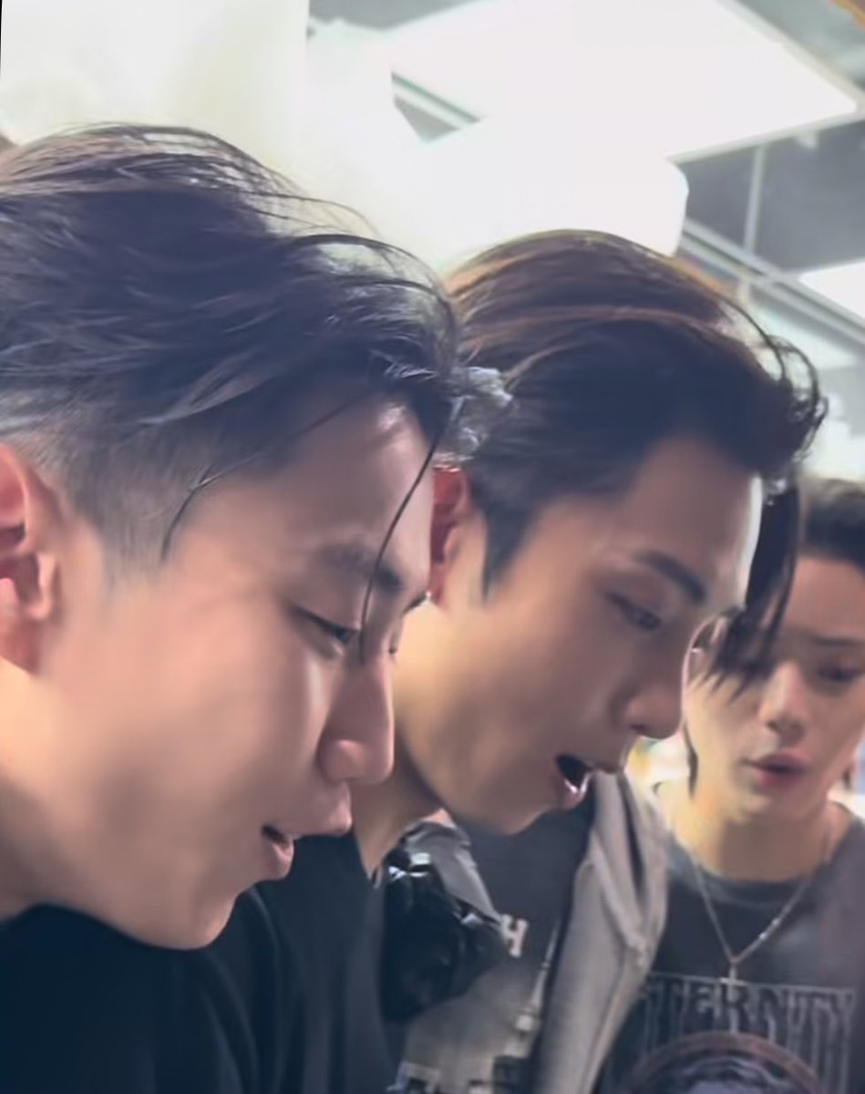 aomgh1ghrarea's tweet photo. When God made Ryul, he really looked at Jay Park and said ctrl c + ctrl v https://t.co/ChQdAHRclc