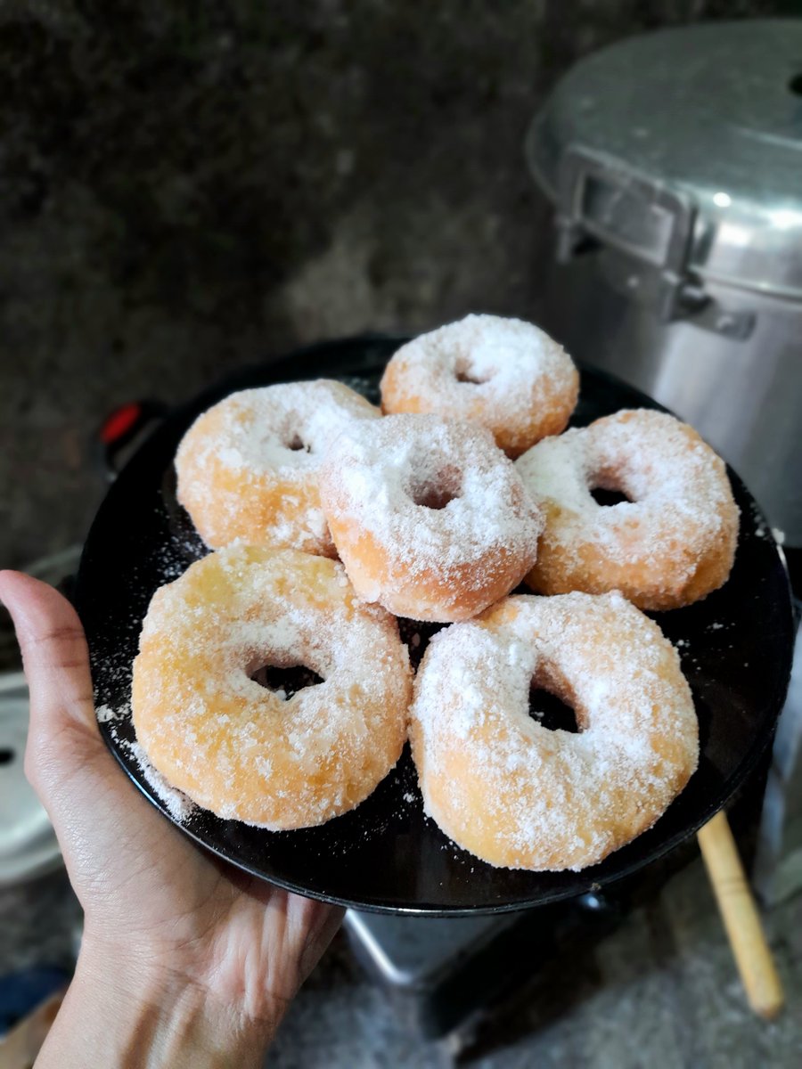 inikakrov's tweet photo. Adekku gabutnya bikin donat. Enak walaupun bentuknya masih kesana kemari wkwkwk. Kalian gabut ngapain moots?😍 https://t.co/yh5HoGf0BU