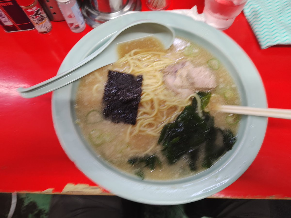 dg08j's tweet photo. 中ラーメン　1000円@ラーメンショップ某店(千葉県西側都県境辺り）欠けた丼で提供している(しかも2箇所）。欠片は異物混入、欠けたところで店員もお客もケガをすることがわかってない。欠けた丼は即交換、樹脂製でもいい。近くにあるラーショでこれはとても残念😞#ラーメンショップ　#丼　#ラーメン https://t.co/bCmZJdG6q5