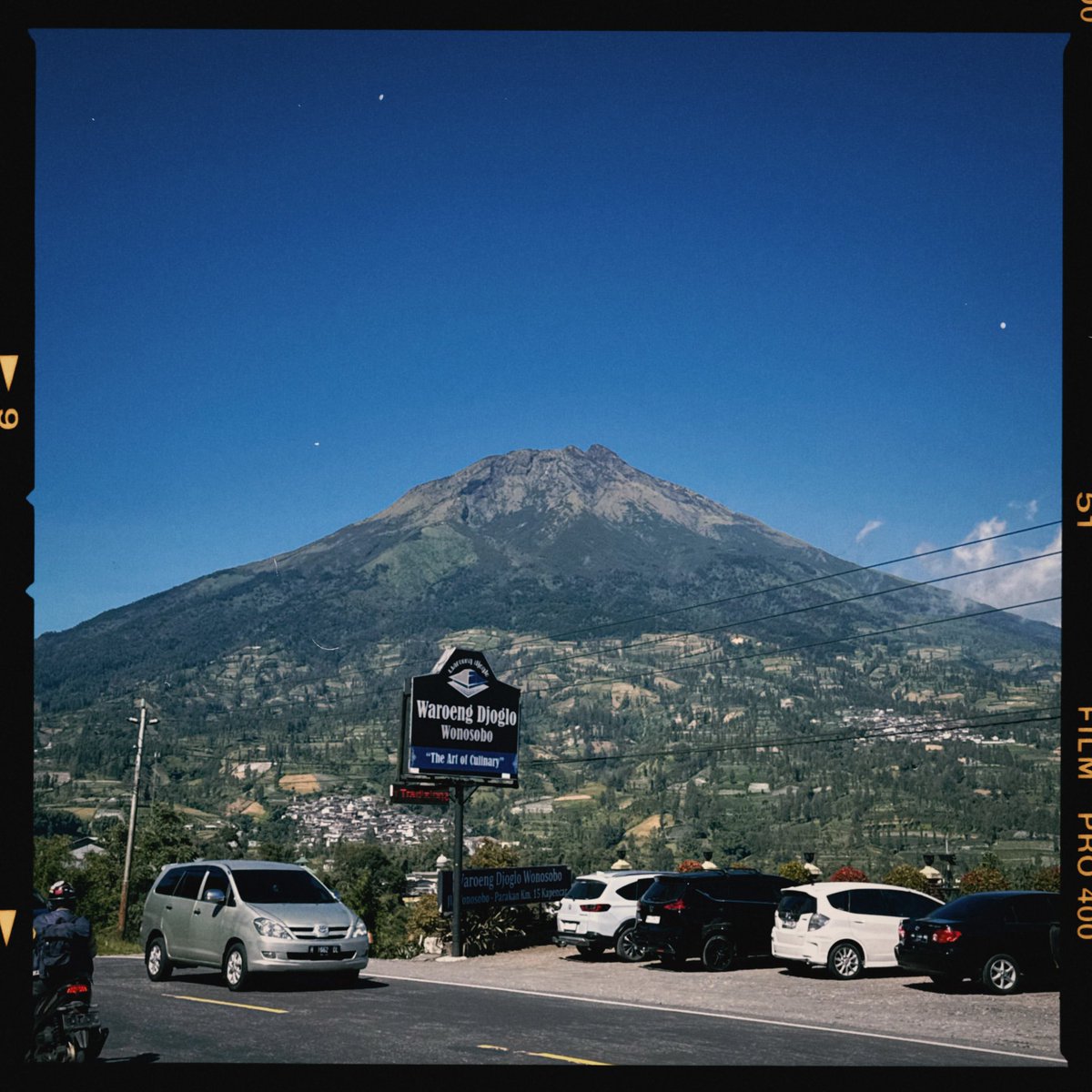 Kkuuroo___'s tweet photo. agenda menjadi anak punk ini masih berlanjut ya gaesssss✨
dari wonosobo kita bergerak menu temanggung

suka banget diperjalanan kali ini, karna ditemani view yang super mantepp😭😭😭
cantik banget Masha Allah 😭😭😭✨

bonus aku kasih preview jalanan yang kita lewati, dan kalian pasti bakal berfikir hal yang sama.

beruntunglah rakyat wonosobo dan sekitarnya karena mempunya jalan-jalan yang cantikk

btw helmnya emang kegedan gusy😭😭