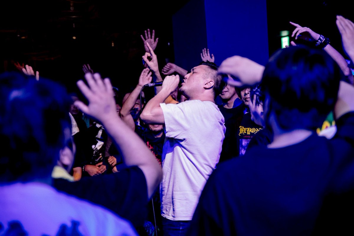 2YOU_MAGAZINE's tweet photo. 【MEANING】動き出したDEADCHAIN、息が止まるくらい回れMMF。初っ端トップギアのウェイトとスピードのダブルスレットMEANINGが、空気ごとパッキング。強者と好き者どもの夢の場所、DEADCHAIN。この場にいることが俺たちの誇り。ハジからハジまで巻き込んで踊れ。
#DEADCHAINMMF
📷 @musicmagic3923 https://t.co/R3oD2avebV