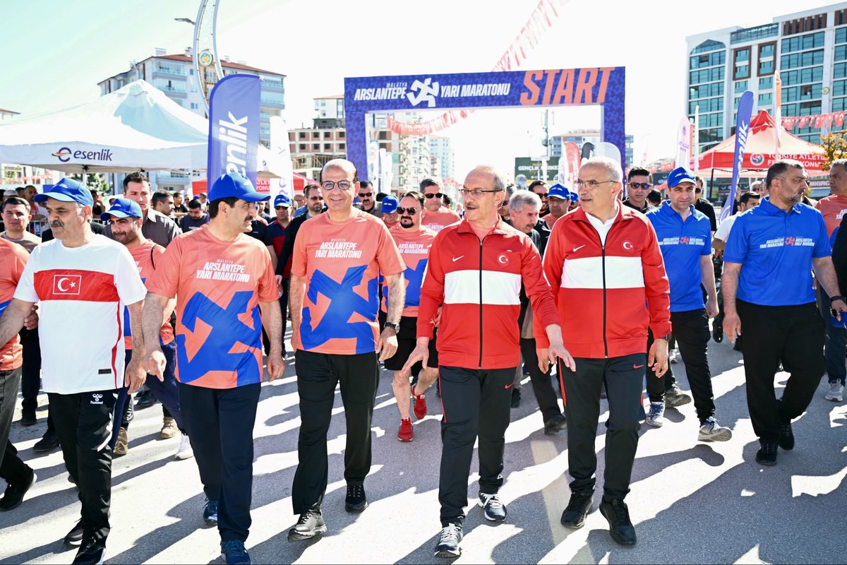 ilhangecit44's tweet photo. Arslantepe’nin kadim mirasını sporun heyecanıyla buluşturan 1. Uluslararası Malatya Arslantepe Yarı Maratonu Halk Koşusu’nda hemşehrilerimizle birlikte biz de yerimizi aldık.

Malatya’mızın tarihi ve kültürel değerlerini sporla buluşturan bu güzel organizasyonda vatandaşlarımızla aynı heyecanı paylaşmanın mutluluğunu yaşadık. Emeği geçenlere teşekkür ediyor, tüm katılımcılarımızı tebrik ediyorum.