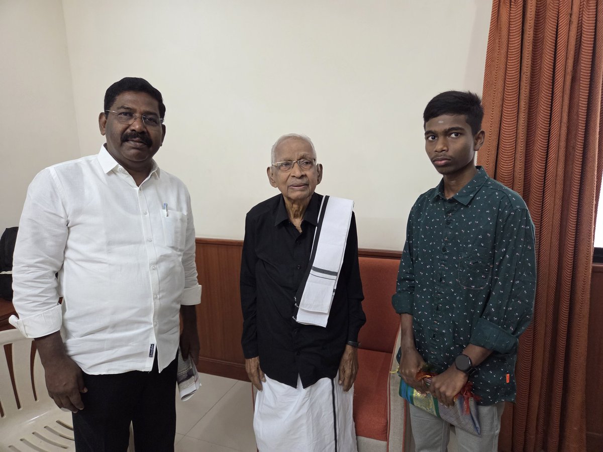 MalinVck's tweet photo. 7.6.2026
இன்று
மதுரை 

திராவிடர் கழகம் தலைவர் 
அய்யா ஆசிரியர் வீரமணி அவர்கள்
மகிழ்ச்சியான சந்திப்பு 
அண்ணன் சிந்தனை செல்வன்
அவர்கள் அறிமுகம் செய்து வைத்து
எனது மகன் இளவேனில்
பிறந்த நாள் கேட்டு வாழ்த்துக்கள்
கூறினார் ஆசிரியர் அவர்கள் 
Malin Vck https://t.co/cYypn6imvW