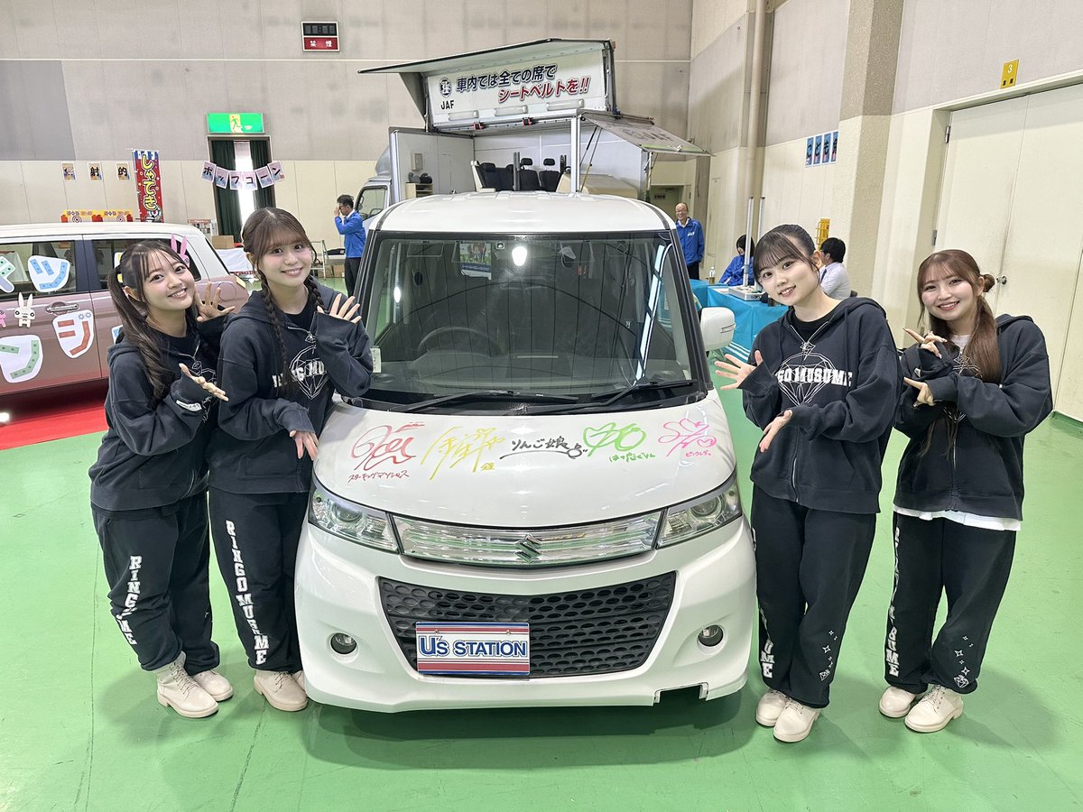 ringomusic_sf's tweet photo. オールスズキ『大・商・談 感謝祭』ありがとうございました🚗
りんご娘も色々体験させていただいて、とっても楽しかったです!!
スズキさんの軽トラは、はるか夢ライブでの軽トラ演出でもお借りしました🚚

お越しいただいた皆様、スズキ自販青森のスタッフの皆様、ありがとうございました✨

【セットリスト】
〈1部〉
1.りんごのキモチ
2.サイギサイギ
3.彼の軽トラに乗って
4.翔けろ未来へ
5.0と1の世界
6.だびょん

〈2部〉
1.翔けろ未来へ
2.North End All Stars
3.Re-Start
4.DOSA YUSA ROCK
5.け

#りんご娘