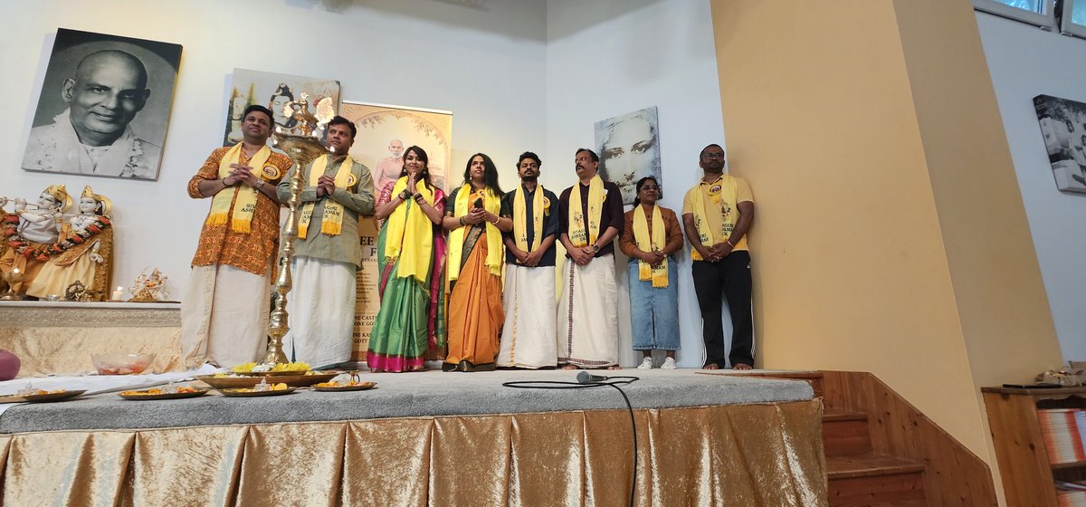 sukadev's tweet photo. Einweihung des Sree Narayana Forum for Universal Brotherhood, Germany, bei Yoga Vidya Bad Meinberg

Gestern durften wir bei Yoga Vidya Bad Meinberg die feierliche Dedication and Inauguration Ceremony des Sree Narayana Forum for Universal Brotherhood, Germany ausrichten.

Ein besonderer Moment der Verbindung zwischen Kerala, Indien, Deutschland und Europa.

Im Mittelpunkt stand die Botschaft von Sree Narayana Guru, einem der großen spirituellen Meister und Sozialreformer Indiens:

„One Caste, One Religion, One God for Humanity.“
Eine Kaste, eine Religion, ein Gott für die Menschheit.

Sree Narayana Guru steht bis heute für Spiritualität, Bildung, Würde, soziale Erneuerung, Gleichwertigkeit aller Menschen und universelle Brüderlichkeit. Seine Ideale sind hochaktuell – auch in einer Zeit, in der viele Gesellschaften von Spaltung, Ausgrenzung und Identitätskonflikten geprägt sind.

Bei Yoga Vidya fühlen wir uns diesen Idealen tief verbunden. Sie stehen in großer Nähe zu den Lehren von Swami Sivananda:

Serve, Love, Give, Purify, Meditate, Realize.
Dienen, lieben, geben, reinigen, meditieren, verwirklichen.

Beide Meister lehrten: Wahre Spiritualität zeigt sich nicht nur in Meditation und Ritual, sondern in Mitgefühl, Dienst, Respekt, Würde und der Erkenntnis des Göttlichen in allen Wesen.

Mein herzlicher Dank gilt besonders Dr. Varun Radhakrishnan, der diese Initiative mit großer Hingabe, Ausdauer und Brückenbaukraft vorangebracht hat. Danke auch an das ganze Organisationsteam und alle Mitwirkenden.

Mit großer Freude durften wir viele Würdenträger und Gäste begrüßen, unter anderem Shri Baiju Palakkal, Shri Sibikumar, Narendra Hübner, Shri Sajeesh Damodaran, Dr. Christoph Harrach, Shri Ganesh Sivan, Smt. Kala Jayan, Shri Resilkumar Ravindran, Shri Subhash Sadasivan von Guru Mission UK, Vinod Balakrishnan, Shreeyah Varun, Rajesh Ramachandran und Smt. Biniya Kanakambaran.

Besonders schön: Bei Yoga Vidya wird nun ein Raum mit Sree Narayana Guru verbunden – im Umfeld des Rajarajeshwari-Tempelraums entsteht ein Ort der Erinnerung, des Studiums, der Begegnung und Inspiration, mit Bild, kleiner Bibliothek, Treffen und Study Groups.

Möge das Sree Narayana Forum for Universal Brotherhood, Germany wachsen und vielen Menschen Inspiration geben.
Möge es Brücken bauen zwischen Indien und Europa.
Möge es die Würde jedes Menschen stärken.
Möge es die universellen Werte von Yoga, Vedanta und Sanatana Dharma lebendig werden lassen.

Om Sree Narayana Parama Gurave Namaha.
Om Namo Bhagavate Sivanandaya.
Lokāḥ Samastāḥ Sukhino Bhavantu.

#SreeNarayanaGuru #SreeNarayanaForum #UniversalBrotherhood #YogaVidya #BadMeinberg #Kerala #Indien #Deutschland #SanatanaDharma #SwamiSivananda #Vedanta #Yoga #HinduDharma #Spiritualität #UnityInDiversity