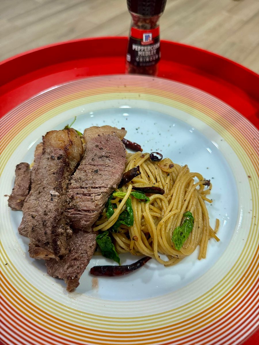 KBoxza's tweet photo. มื้อเที่ยงเรียบร้อยแล้ววว 🍛 กินข้าวไป ฟังเพลงแบมแบมไปคือฟินสุด! วันนี้อย่าลืมเปิด PL สตรีมเพลงน้องแบมกันน๊าาา 🎧✌️

#BamBam #BammieStreaming https://t.co/t3pKRrX5vS