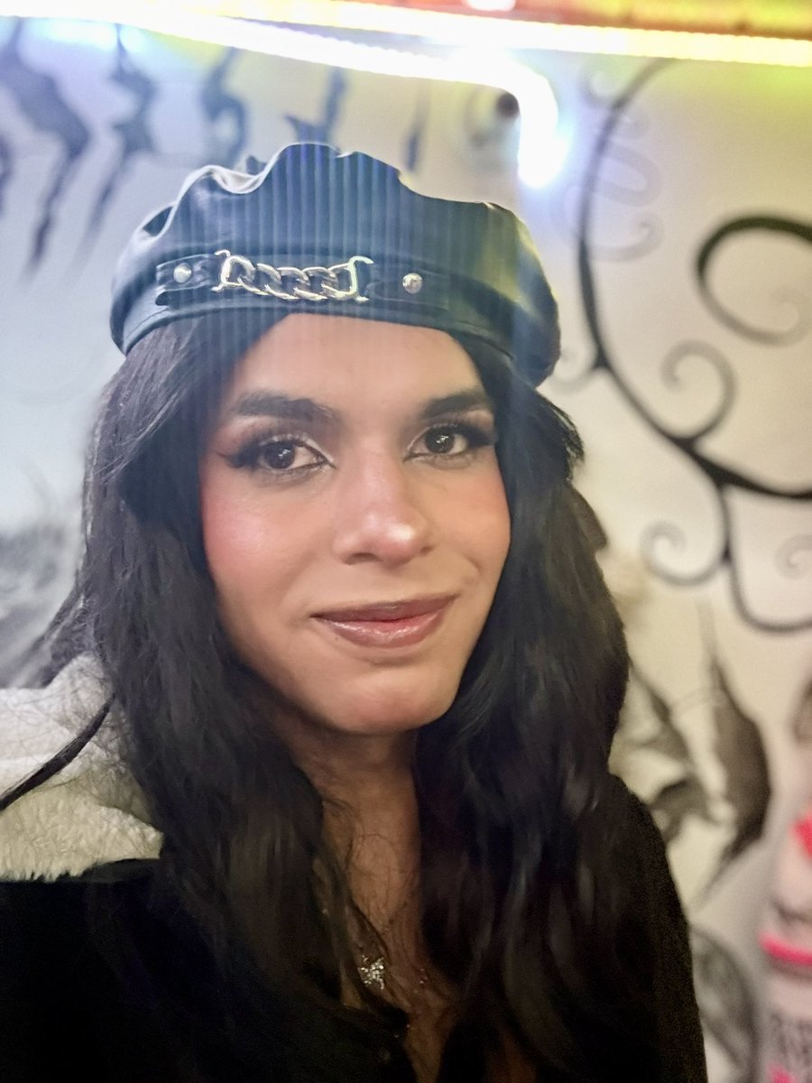 AGabriela_28's tweet photo. Ayer salí a la calle vestida y maquillada por primera vez. Al principio estaba muerta de nervios y esquivando miradas, pero lo bonito es avanzar a pesar del miedo. No les puedo explicar lo maravilloso, liberador y gratificante que se sintió al final. 🥹💗🏳️‍⚧️ https://t.co/RMZTxdRjOd