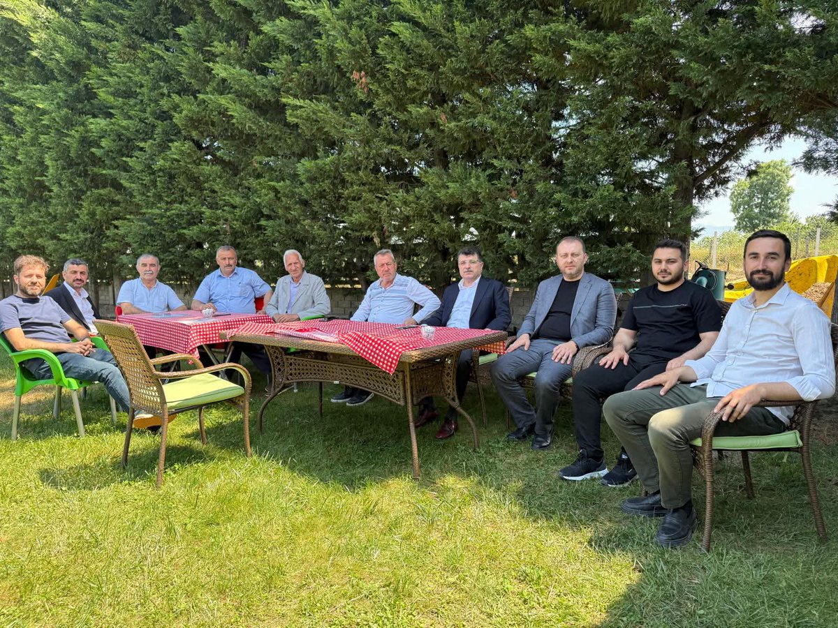 55AkPartiBafra's tweet photo. İlçe Bşk. İbrahim Semiz,Cumhurbaşkanımız ve Genel Başkanımız Sn Recep Tayyip Erdoğan'ın partimize verdiği destekten dolayı üyelerimize gönderdiği "Teşekkür Belgesi"ni Geçmiş Dönem Yön. Kur. Üyemiz Abdullah Yıldırım ve Emekli Öğretmenlerden Seyfettin Yıldırım amcamıza takdim etti. https://t.co/7mBN3Oydqa