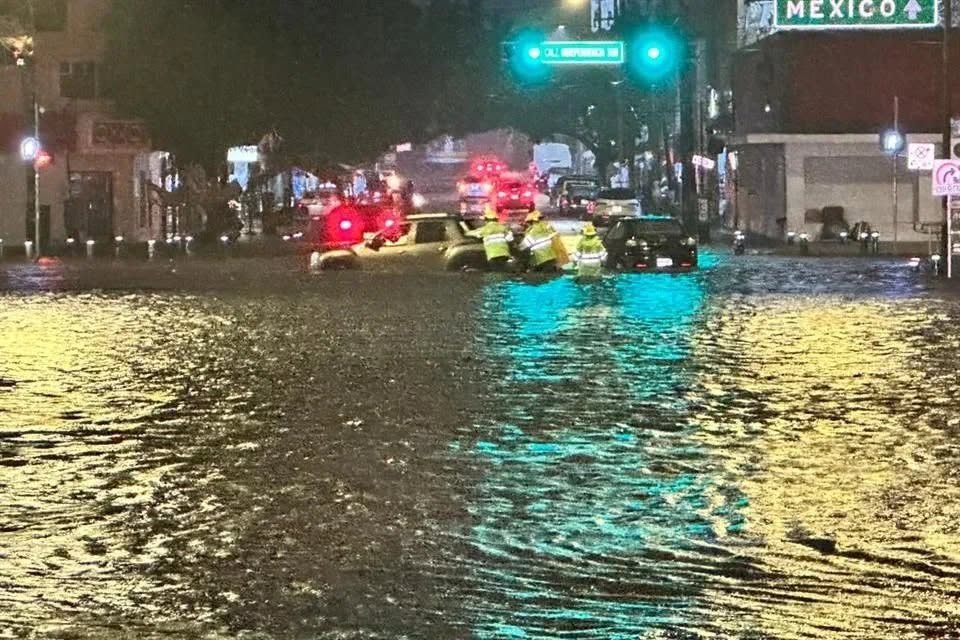 muralcom's tweet photo. #EntérateEnMURAL | La lluvia de este sábado provocó inundaciones en varios puntos de la Ciudad, como el cruce de Av. López Mateos y Av. México, Calzada Independencia y Niños Héroes, entre otros.

Video y fotos: Cortesía. https://t.co/zC9DHVzmng