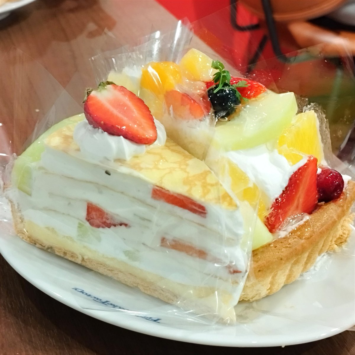 buffeguruguru's tweet photo. フルーツケーキファクトリーココノススキノ店6月のタルト食べ飲み放題(ケーキバイキング)は、アメリカンチェリーや赤青メロン、スイカ、宇和ゴールド、プレミアムフルーツタルトやミルクレープタルトなど新メニューが多過ぎて嬉しい悲鳴です。杏仁豆腐もありました。 https://t.co/JjrtE02Eos
