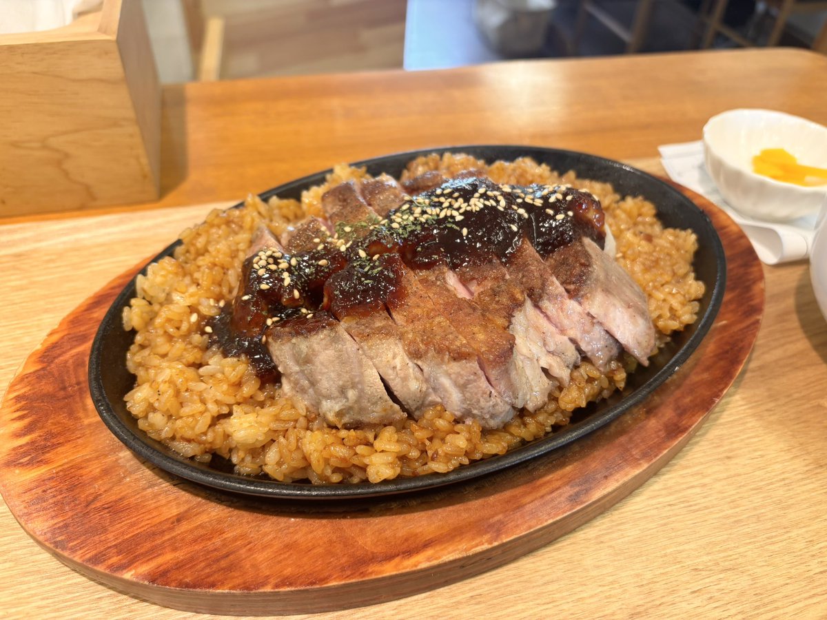 Sabakaidooo's tweet photo. ローストポークわん 大田原店
大ガーリックライス

約1年ぶり2回目。
気になってたガーリックライス。
柔らかいお肉食べながらガーリックライスをかっ込むの最高。
そして豚汁がめちゃくちゃ美味い。 https://t.co/JGOD4NNuEY