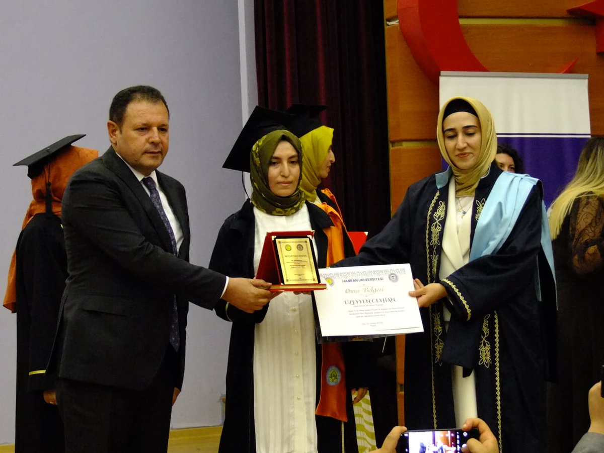 OsbMyo's tweet photo. Mezuniyet Törenimizde akademik başarılarıyla dereceye giren öğrencilerimiz ödüllendirildi.

Meslek Yüksekokulu birincisi Sultan Ceyhan, ikincisi Müzeyyen Ceyhan ve üçüncüsü Şükran Zent oldu.

Öğrencilerimize ödülleri ve ŞUTSO tarafından hazırlanan hediyeler takdim edildi. https://t.co/W5s5BbySyz