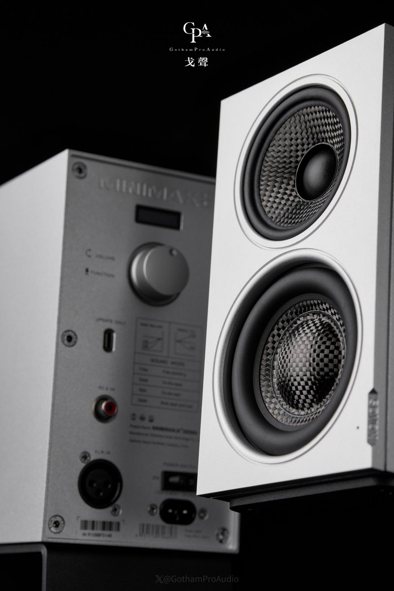 GothamProAudio's tweet photo. 【新製品速報】ゴセ・オーディオ（戈聲）イチ押し！
コンパクトの常識を覆す、超高スペックなデスクトップ・モニタースピーカー「ソウィー（SOVOX）MINIMAX3 Monitor」が登場！

🔊 主なハイエンド仕様：
1️⃣ 驚異の超小型サイズ：フロント幅わずか108mm、高さ192mmのミニマム設計。

2️⃣ 本格3way＆同軸設計：同軸ミッド・ツイーターに加え、カーボンファイバー製ウーファーを搭載。さらにパッシブラジエーターの採用により、このサイズで50Hzまでの圧倒的な超低域再生を実現。

3️⃣ プレミアムな筐体：オール航空宇宙グレードアルミの削り出しボディにアルマイト（陽極酸化）処理を施し、専用の専用スタンドも標準装備。

4️⃣ 先進の内蔵DSPコントロール：高・低音補正に加え、デスクトップ設置や壁際設置など、環境に応じたルーム・アコースティック補正機能を搭載。
サイズからは想像できない、極限の解像度と正確な音場をぜひ体感してください！
#SOVOX #MINIMAX3 #スピーカー #ポタオデ #オーディオ #新製品
